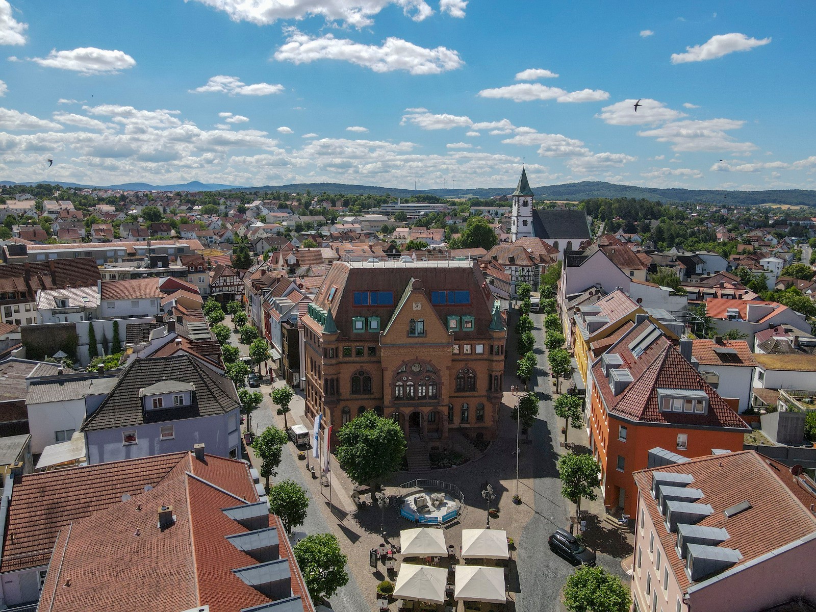 Lufbild Rathaus und Stadtgebiet