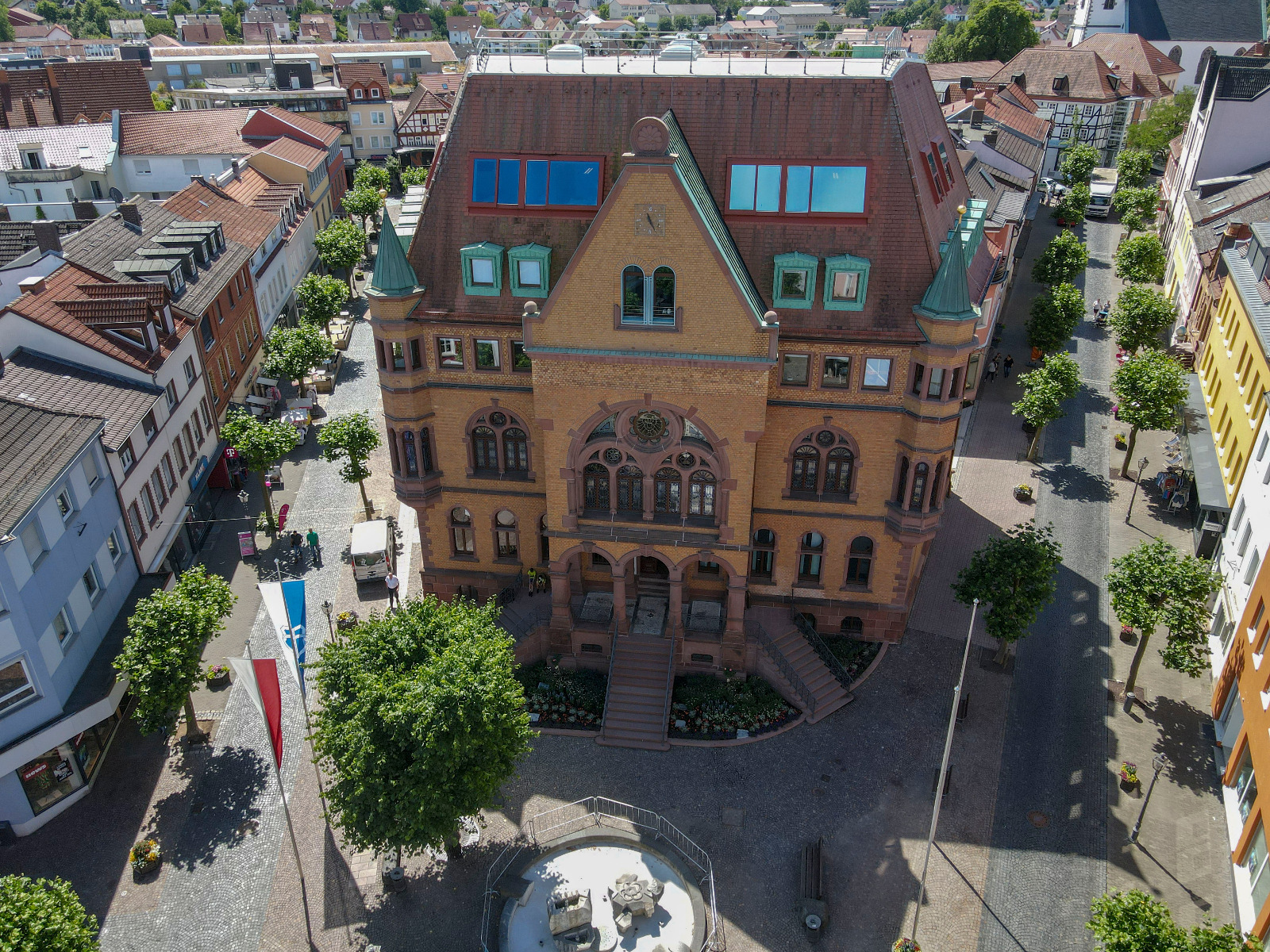 Luftbild auf das Rathaus mit Konrad-Adenauer-Platz