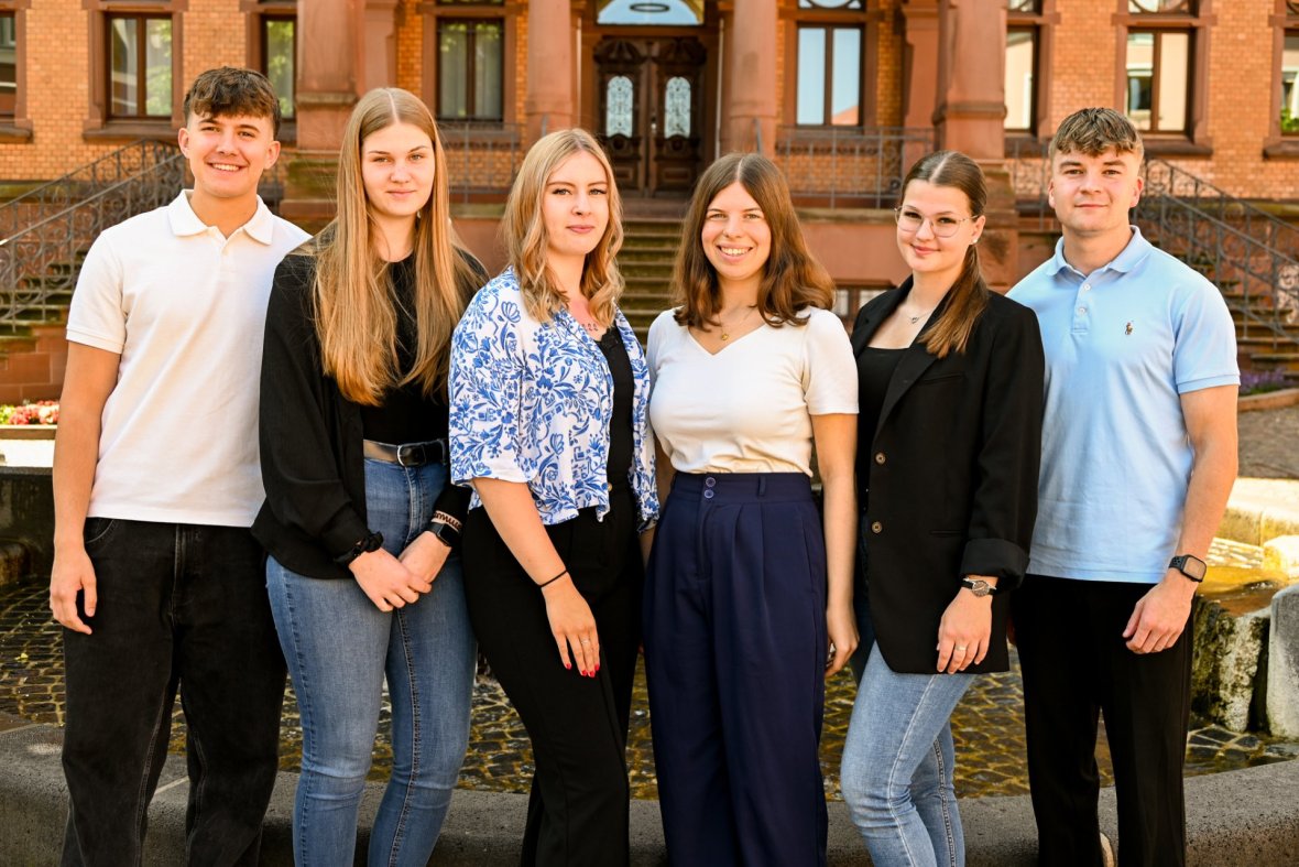 Auszubildende der Stadt Hünfeld vor dem Rathaus