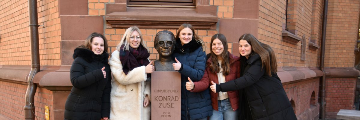Hünfelder Azubis vor Statue von Konrad Zuse