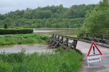 Hochwasser an den Haunewiesen mit Brücke