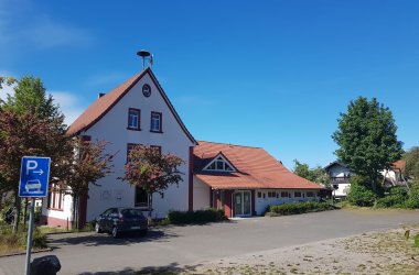 Außenansicht Bürgerhaus Malges mit Anbau Feuerwehr und Mehrzweckplatz