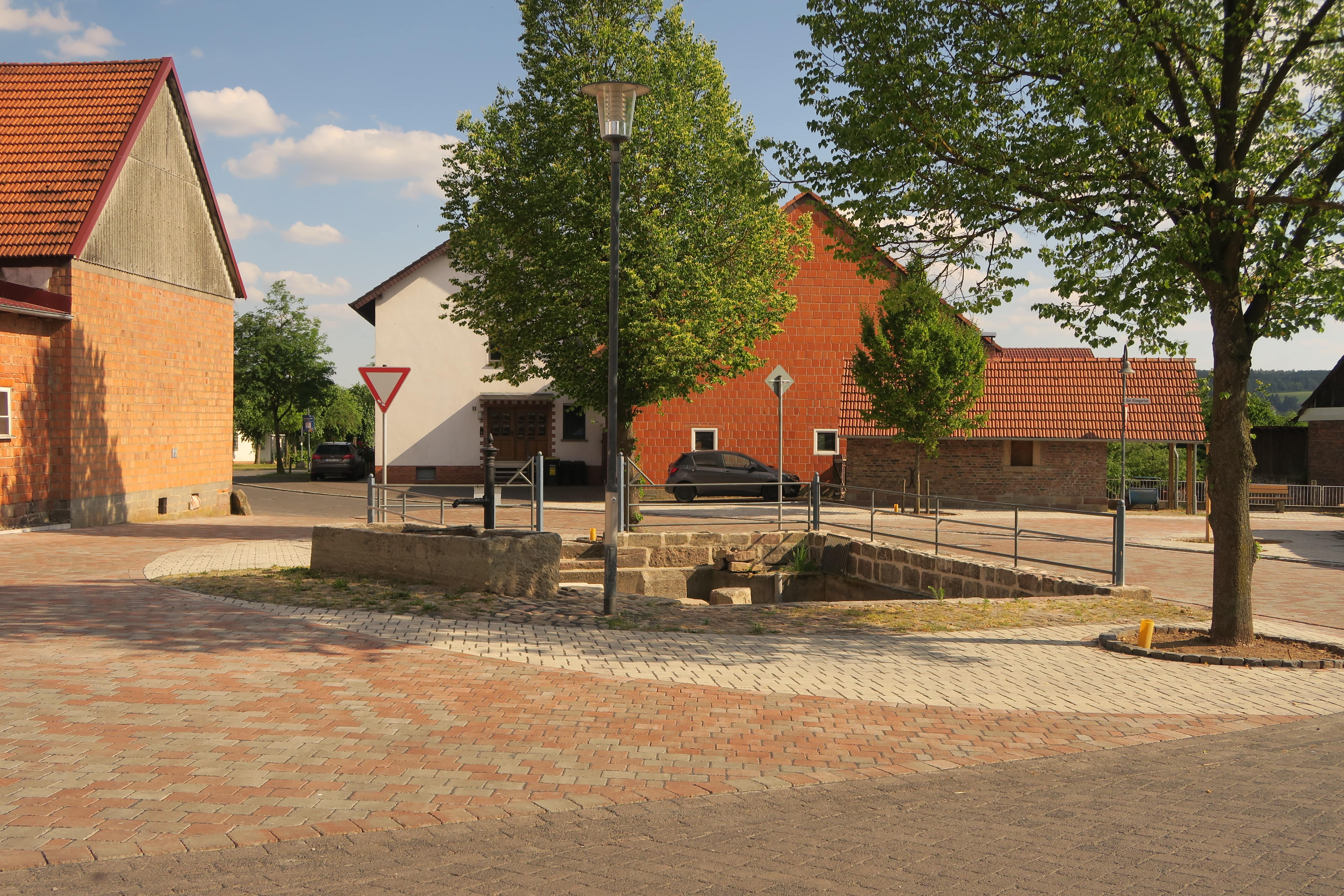 Ortsmittelpunkt mit Teich in Rudolphshan