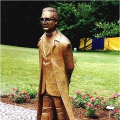 Bronzeskulptur im Bürgerpark von Konrad Zuse