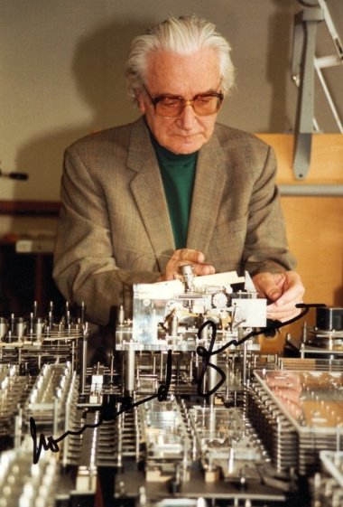 Konrad Zuse arbeitend an der Z1 Maschine