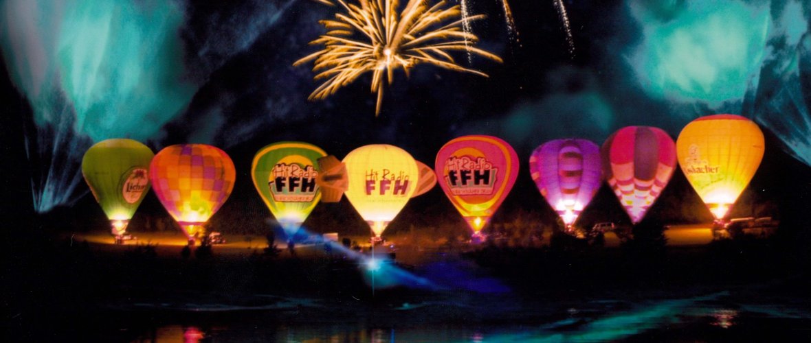Heißluftballons bei Nacht auf dem Hessentag 2000 in Hünfeld