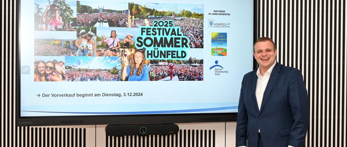 Bürgermeister Benjamin Tschesnok bei der Vorstellung des Festival-Sommer Hünfeld
