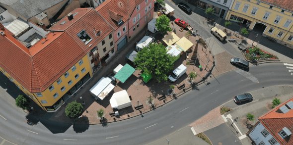 Wochenmarkt am Anger von oben