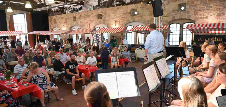 Der alte Lokschuppen wird zur Markthalle mit vielen Ständen und tollem Programm