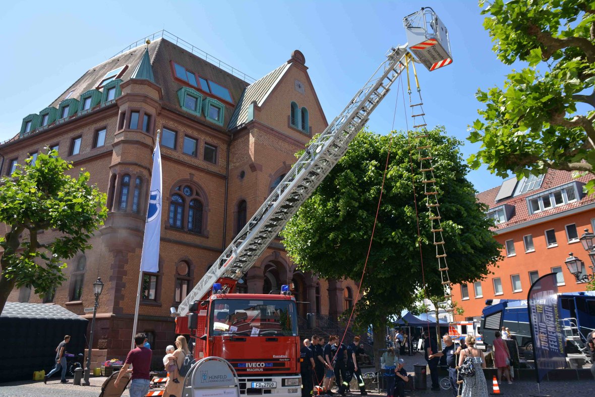 Feuerwehrauto mit Drehleiter vor dem Hünfelder Rathaus