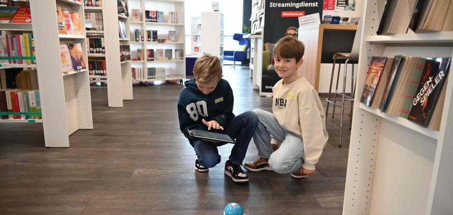 Kinder mit Dash-Robotern