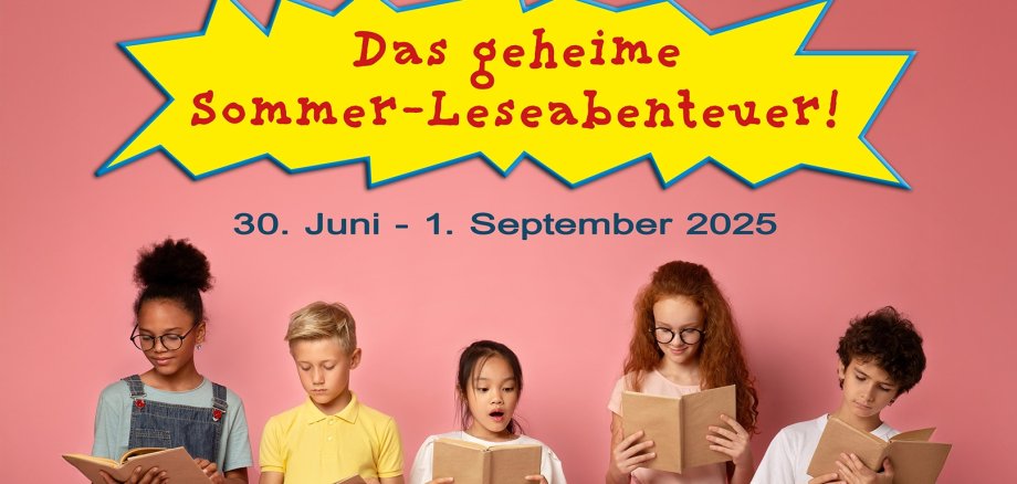 Lesende Kinder vor einer pinken Wand