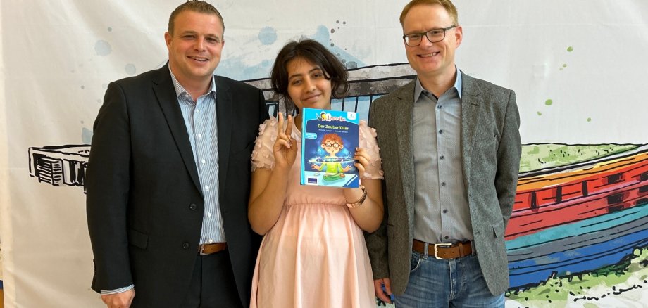 Bürgermeister mit Schülerin und Manuel Petry