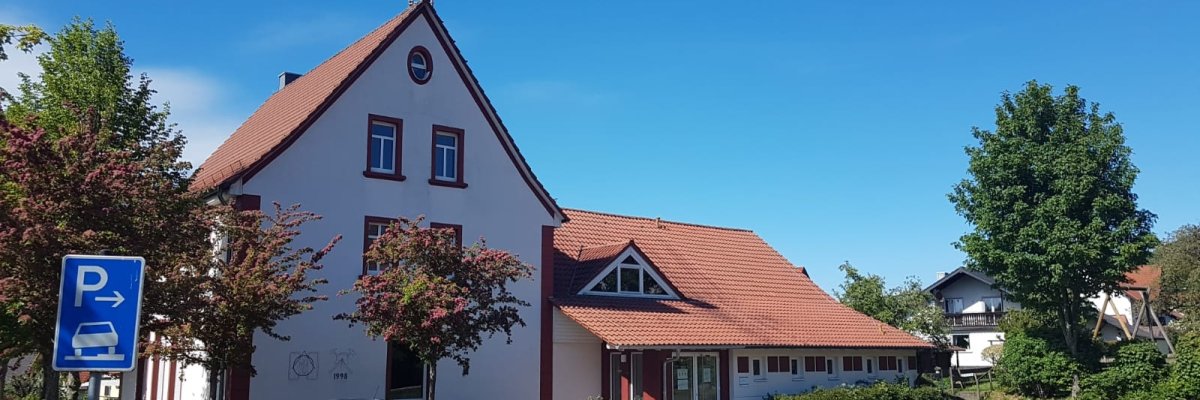 Außenansicht Bürgerhaus Malges mit Anbau Feuerwehr und Mehrzweckplatz