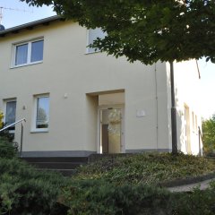 Außenansicht barrierefreier Eingangsbereich