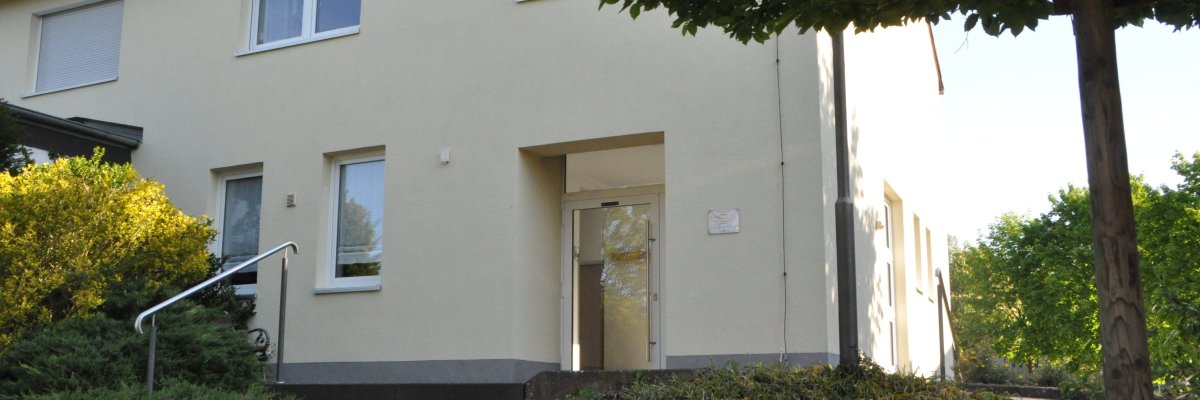 Außenansicht barrierefreier Eingangsbereich