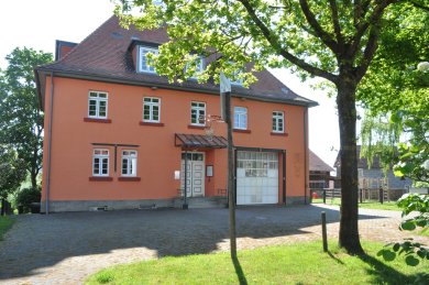 Ansicht Bürgerhaus Rudolphshan mit Baum im Vordergrund