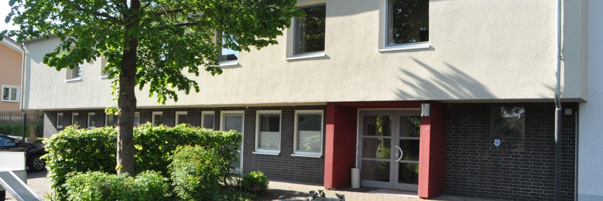 Außenansicht mit Spatzenbrunnen im Vordergrund