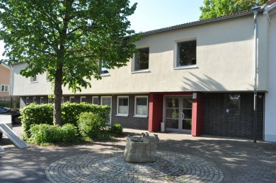 Ansicht Eingangsbereich Bürgerhaus Rückers mit Spatzenbrunnen im Vordergrund