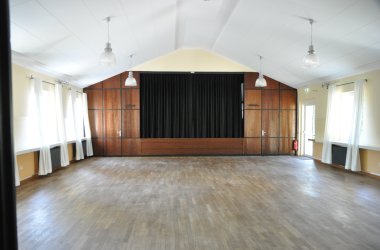 Blick in den Saal mit Bühne