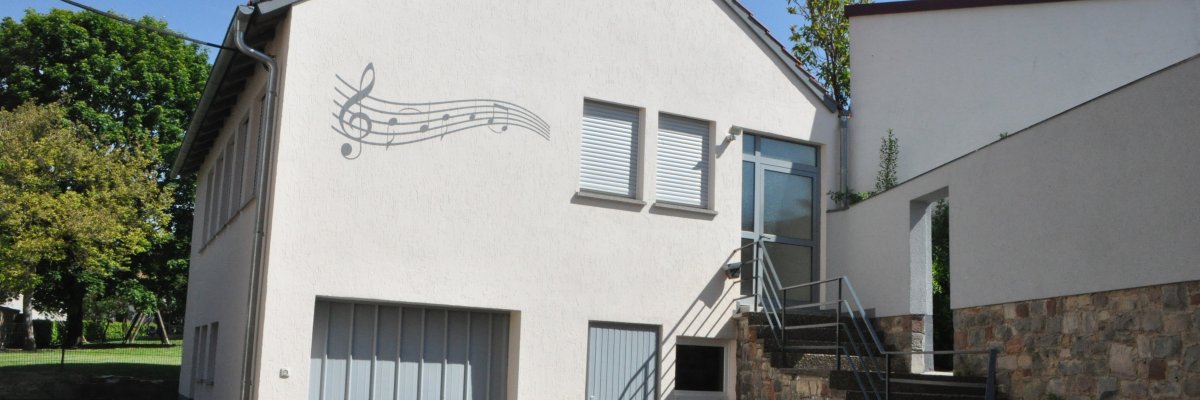Außenansicht mit Treppenaufgang Probenhaus Mackenzell