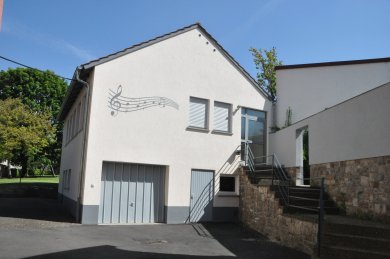 Außenansicht mit Treppenaufgang Probenhaus Mackenzell