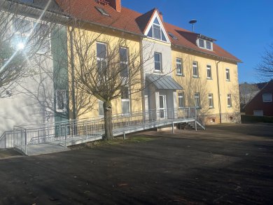 Eingangsbereich Vereinshaus KIrchhasel mit Bäumen