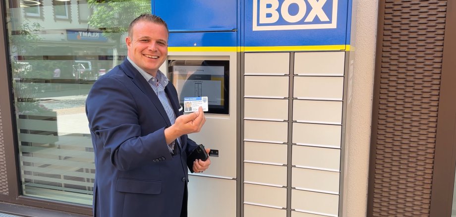 Bürgermeister Benjamin Tschesnok bei der Abholung eines Dokuments aus der Zuse-Box