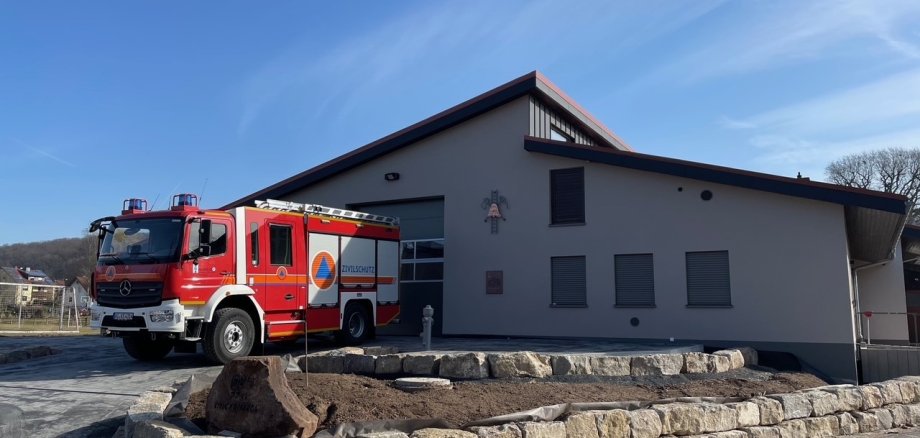 Neues Löschfahrzeug und Feuerwehrhaus in Mackenzell