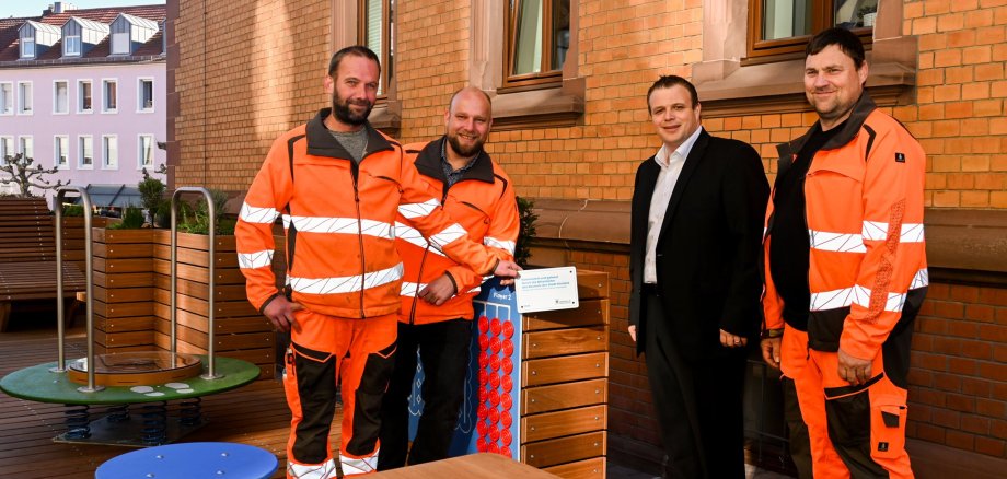 Bauhofmitarbeiter mit dem Bürgermeister auf dem neuen Parklet