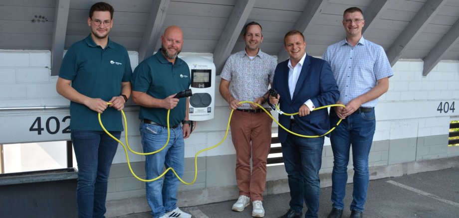 Vertreter von Stadtwerken, Stadt Hünfeld und RhönEnergie Fulda im Parkhaus