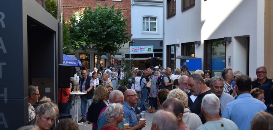 Menschen feiern in Rathausgasse
