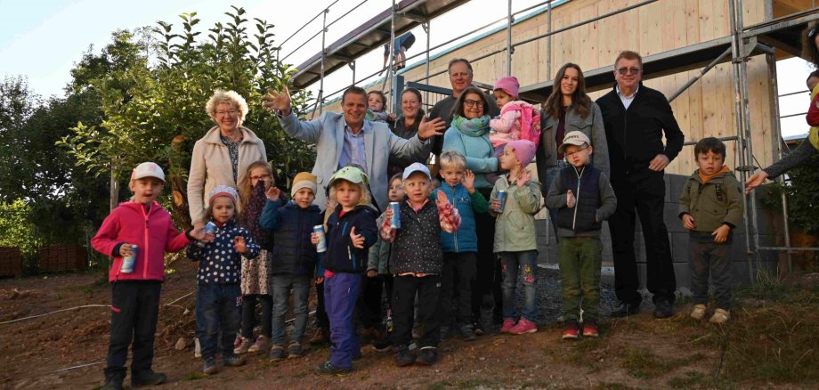 Gruppenbild Kita-Kinder und Erwachsene