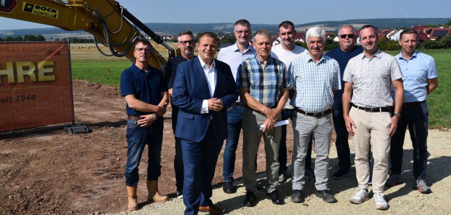 Bürgermeister mit Vertretern des Bauamts, der Stadtwerke und der Baufirma auf dem Neubaugelände