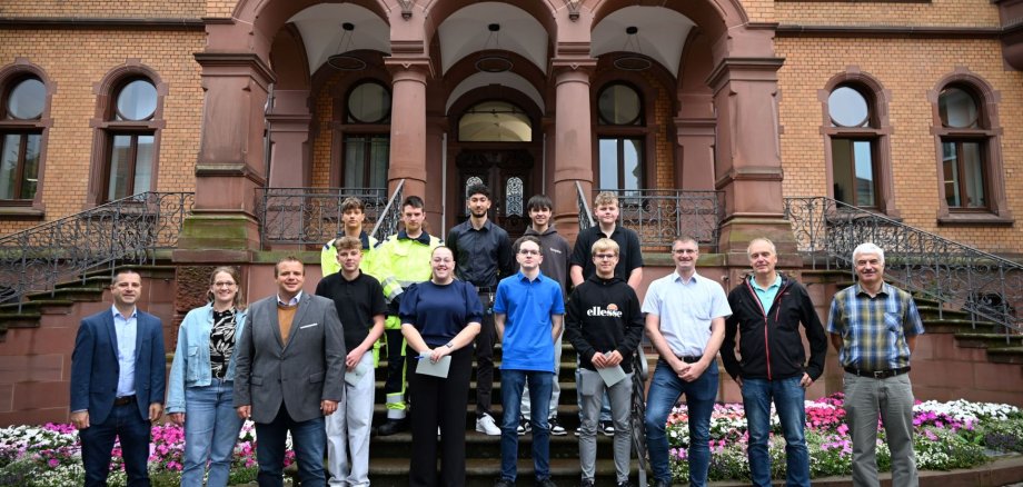 Gruppenbild auf Rathaustreppe