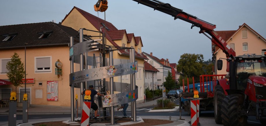 Kunstwerk und Kran am Kreisel