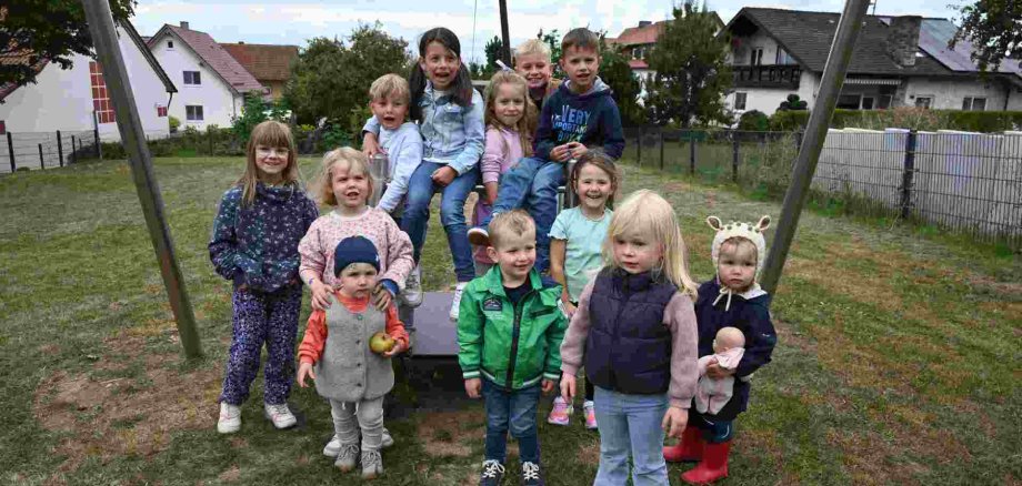 Kinder vor Spielgerät
