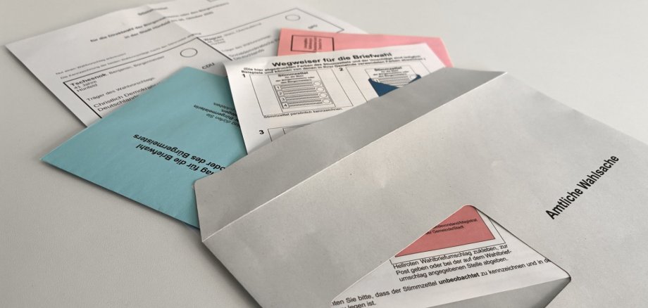Briefwahl Unterlagen auf Schreibtisch