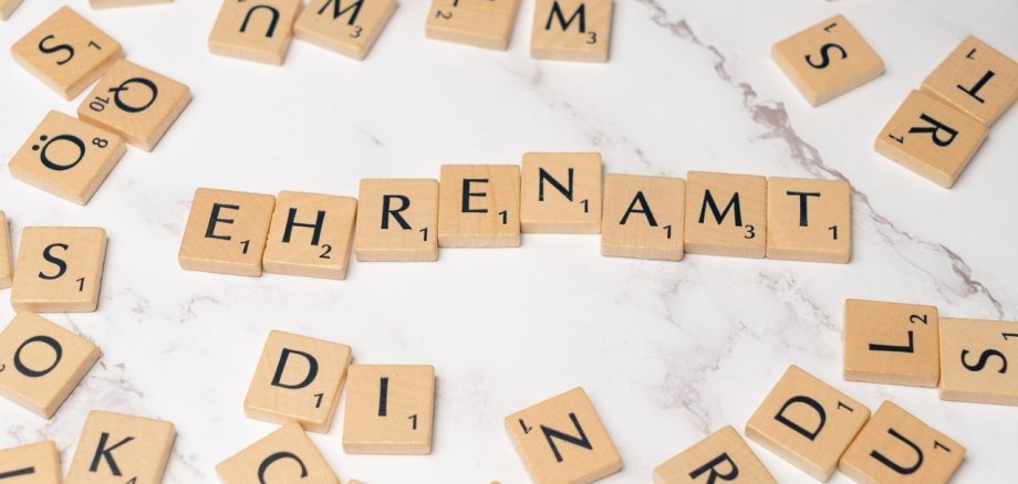 Buchstaben zum Wort Ehrenamt gelegt