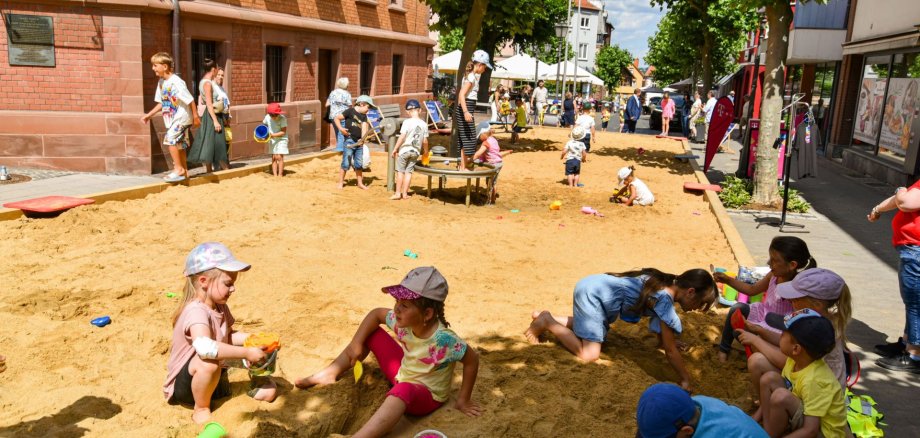 Sandkasten mit Kindern in der Innenstadt