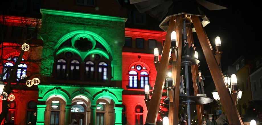 Illuminiertes Rathaus mit Weihnachtspyramide