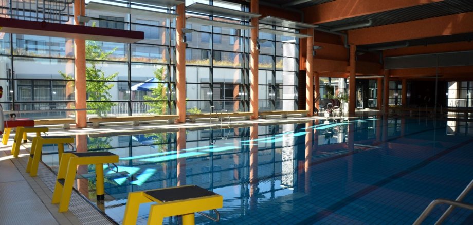 Hallenbad mit Startblöcken