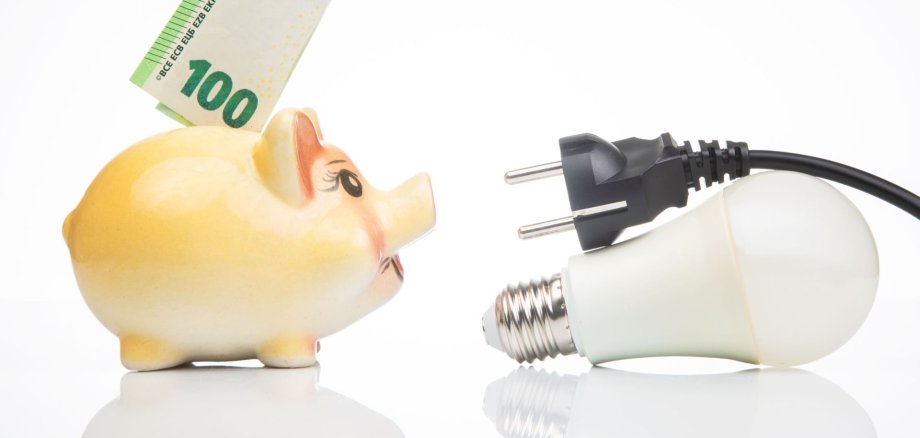 Design ohne Titel - 2 Symbolbild Sparschwein Geldschein und Stromkabel