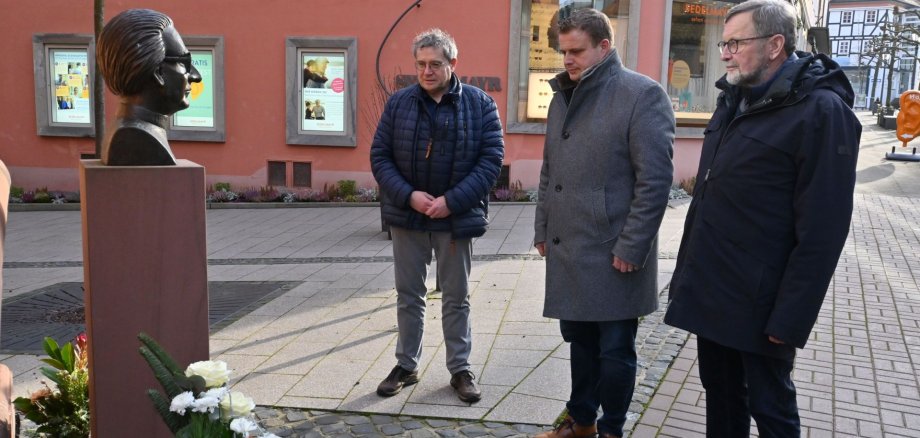 Personen bei Bukettniederlegung  vor der Zuse-Büste