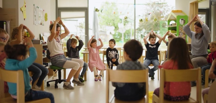 Kindergartengruppe im Sitzkreis 