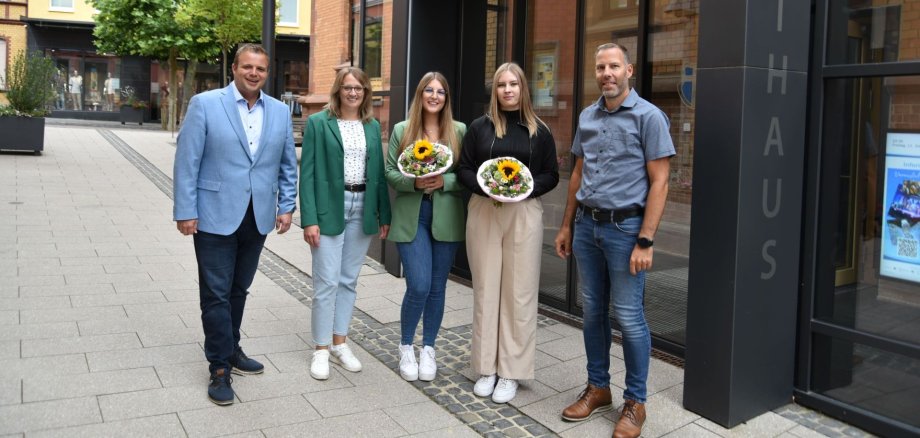 Bürgermeister mit Anne Gutberlet, Yasmin Abel, Stella Jung und Bastian Bayer vor dem Rathaus