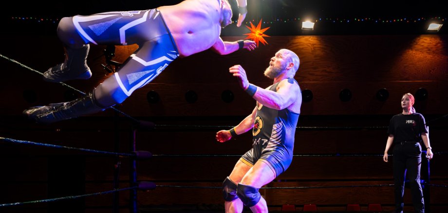 Kampf von zwei Wrestlern