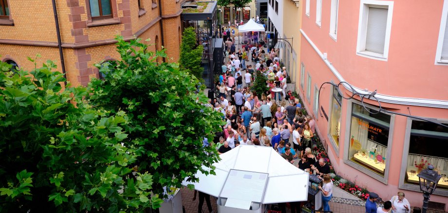 Menschen in der Rathausgasse