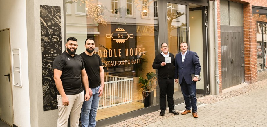 Bürgermeister Benjamin Tschesnok vor dem neuen Noodle-House in der Mittelstraße