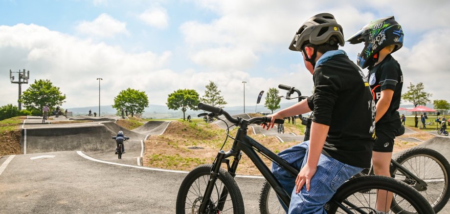 Jugendliche auf der neuen Pumptrack-Anlage in Hünfeld-Sargenzell